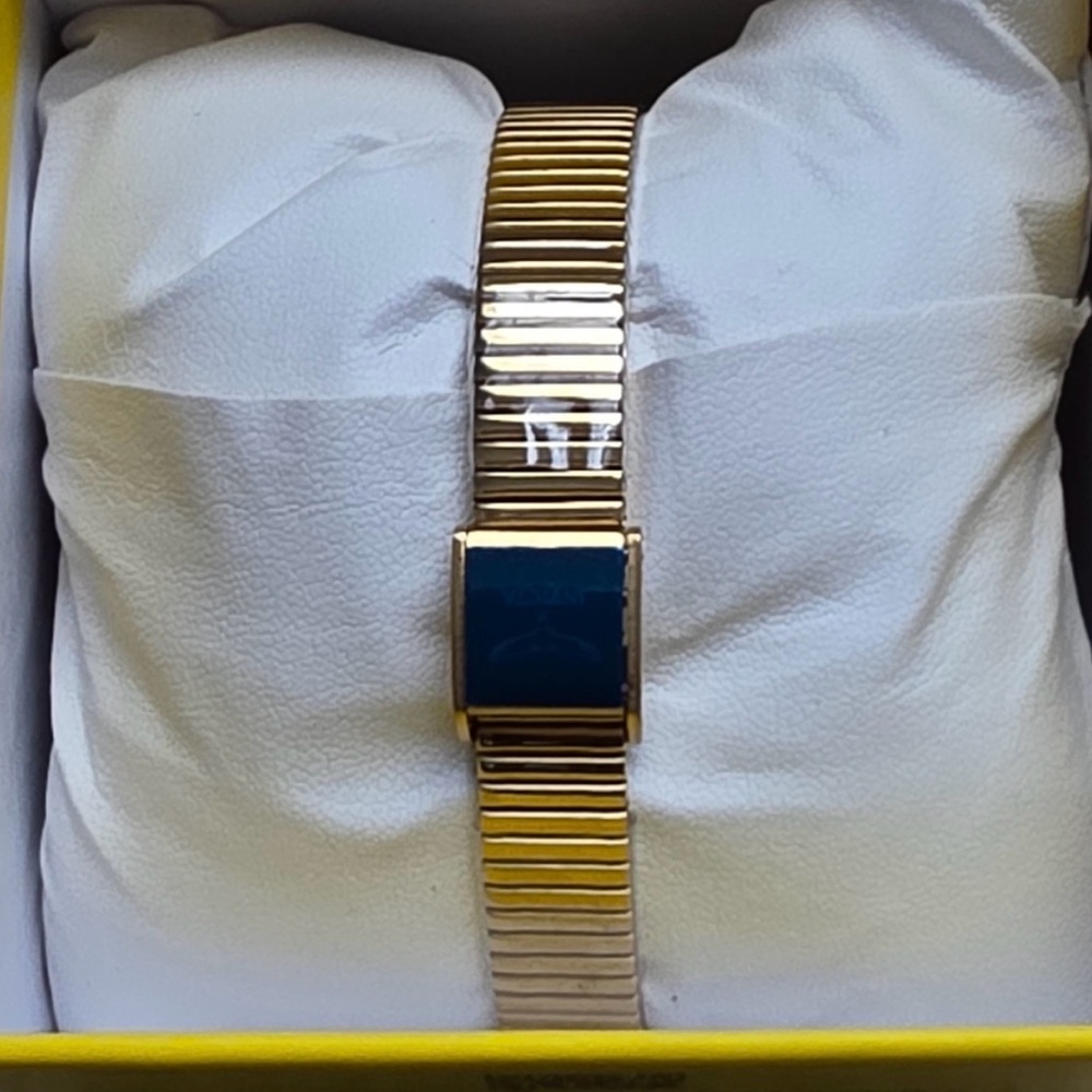 Invicta Women’s Gold Tone Watch NWT Stainless Steel Water Resistant 98ft - Picture 3 of 8